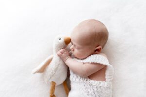 natuurlijke newborn shoot Terneuzen met witte setting