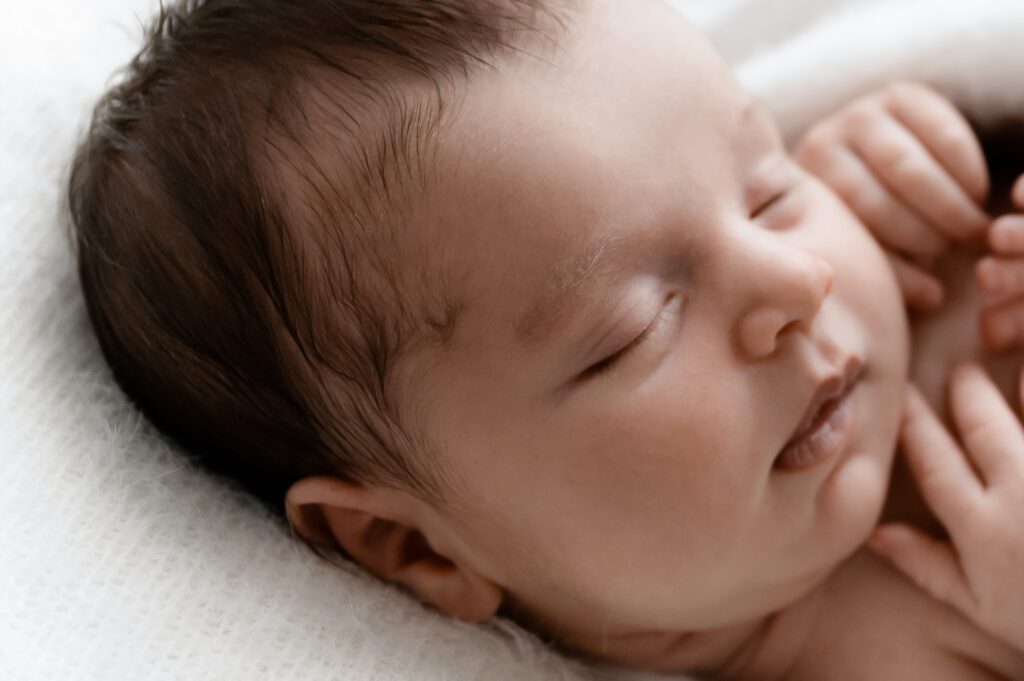 Close-up van slapende newborn baby tijdens fotoshoot