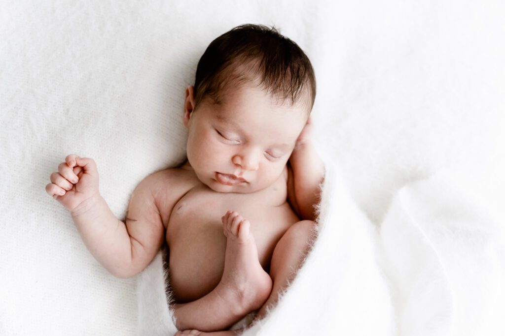 Newborn baby liggend op zachte neutrale achtergrond