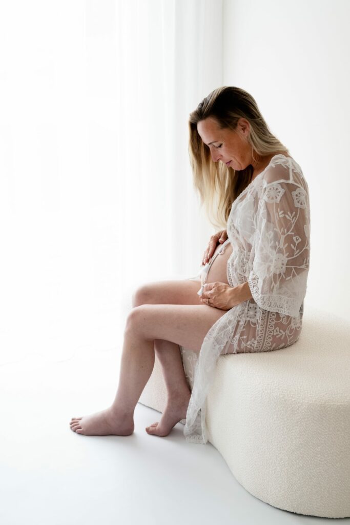 zwangerschapsshoot in daglicht studio Westdorpe
