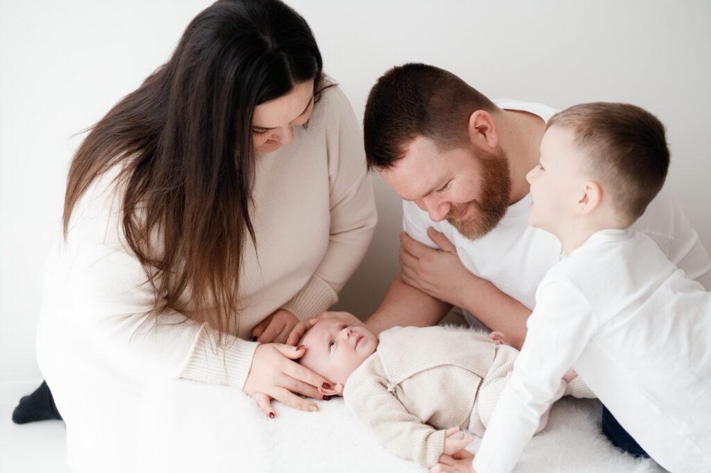 Newborn baby puur gefotografeerd in lichte studio in Zeeland