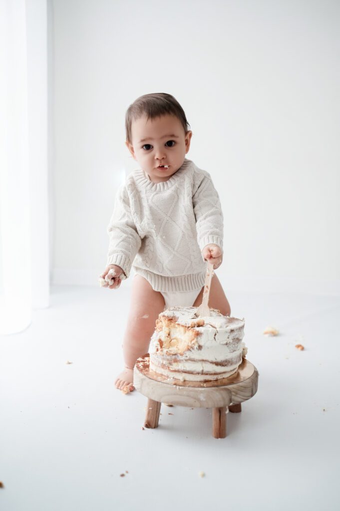Baby fotoshoot met taart tijdens cakesmash in Zeeland