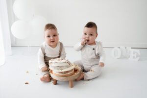 Eerste verjaardag fotoshoot Zeeland – baby tijdens cakesmash