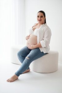 Tijdloze zwangerschapsfoto in een rustige en lichte studio in Zeeland