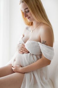 Zwangerschapsshoot in lichte daglichtstudio in Zeeland