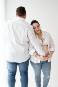 Liefdevolle zwangerschapsshoot met partner in Zeeland